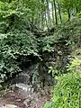 Küppelsteiner Bach fließt in  Kaskaden über moosbewachsene Felsen