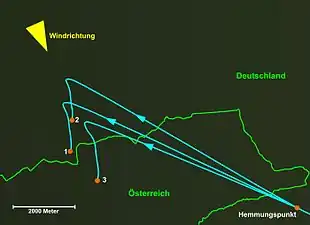 Rekonstruierte Flugbahnen der Einzelfragmente in der Dunkelflugphase unter Windeinfluss (Draufsicht); zum Zeitpunkt des Falles wehte der Wind aus Nordwest bis Nord.