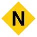 Rautenförmiges Liniensymbol mit den schwarzen Großbuchstaben N in gelb gefülltem, auf der Spitze stehenden Viereck vor neutralem Hintergrund