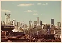Queensboro Plaza, U-Bahn-Zug aus dem 60th-Street-Tunnel kommend. Hochbahnzüge befuhren bis 1942 die Queensboro Bridge, links sichtbar Reste des Tragwerks.