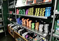 T-Shirts mit Liniensymbolen derNew York City Subway im Shop desNew York Transit Museum