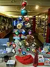 Weihnachtsschmuck mit MTA-Motiven im Shop des New York Transit Museum
