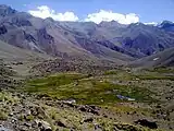 Das Quellgebiet Los Nacimientos, 3135 m.ü.M, 34° 14′ S, 69° 51′ W-34.230555555556-69.8555555555563135. Drei Bäche, die sich ihrer­seits aus zahl­reichen Rinn­sal­en bilden, vereinigen sich hier zum Río Maipo.
