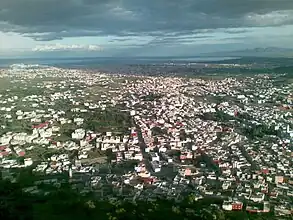 Blick über Nador und seine Vororte; im Hintergrund die Lagune des Mar Chica