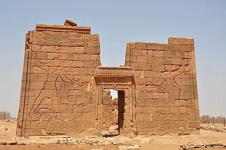 Frontpylon des Löwentempels mit König Natakamani und Kandake Amanitore, die ihre Feinde unterwerfen. Die Königin hält ein Schwert, der König eine Axt.