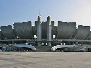 Der Eingang zum Olympiastadion (2006). Die Tribüne ist einer Blume nachempfunden.