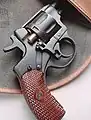 Nagant mit zum Laden geöffneter Trommel und Holster