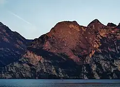 Die in der Morgensonne liegende Ostwand, sie zählt zu den schwersten Kletterwänden in den Gardaseebergen