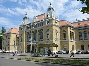 Empfangsgebäude, Straßenseite (2007)