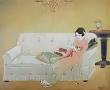 Frau auf dem Sofa