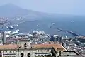 Blick über die Bucht von Neapel mit dem Hafen und dem Vesuv
