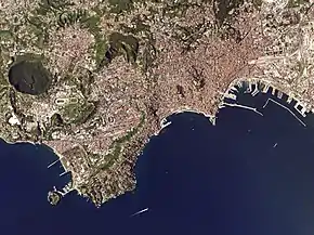 Satellitenbild, Hafen rechts im Bild