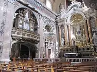 Hauptaltar und linke Orgel