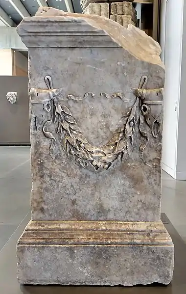 Rückseite, Girlande befestigt an Rinderschädeln.