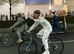 Nariyuki Masuda beimolympischen Fackellauf (2021)