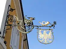 Nasenschild eines Hotels „Adler“, mit Posthorn (früher Poststation) in Schwetzingen
