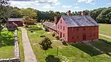 Nathan Hale Homestead in Coventry (2021). Dieses Gehöft entstand in seiner heutigen Form im Jahr 1777. Im Vorgängerbau wurde Nathan Hale geboren, der als Offizier in der Kontinentalarmee während des Amerikanischen Unabhängigkeitskriegs Bekanntheit erlangte. Im Oktober 1970 wurde das Gelände als erstes Objekt des County in das NRHP aufgenommen.