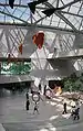 Atrium des Ostgebäudes mit einem dauerhaft installierten Mobile von Alexander Calder