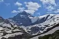 Kristallwand von Nordosten. Das Erscheinungsbild ähnelt der Eiger-Nordwand. Durch die Wand verläuft die Route Russisches Roulette.
