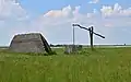 Ziehbrunnen und Schilfhütte am Darscho