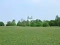 Die Hochwiese von Westen aus mit dem Schönbergturm im Hintergrund.