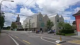 Das neue Naturmuseum von St. Gallen und die in Renovation befindliche Kirche St. Maria Neudorf von Osten gesehen