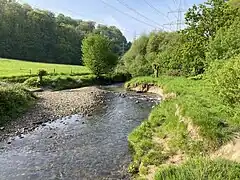 Naturnaher Bachlauf der Itter mit Steilufern