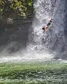 Sprung ins Becken des Wasserfalls