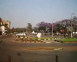 Straße mit blühenden Jacaranda in Ndola