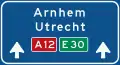 K4: Über der Autobahn befestigte Ankündigung