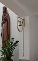 Madonna mit Jesuskind; Glocke zum Liturgiebeginn