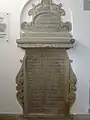 Hist. Grabmal im Vorraum
