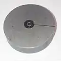 Inlay-Transponder in Metallscheibe (der Schlitz reduziert die Wirbelstromverluste)