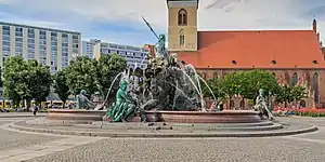 Neptunbrunnen, dahinter die Marienkirche, 2017