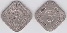 Zwei quadratische Münzen aus hellem Metall nebeneinander, auf einer Ecke stehend. Die linke Münze zeigt in der Mitte eine Blume, darum einen Kreis mit der Inschrift KONINGRIJK DER NEDERLANDE und Ornamente. Auf der rechten Münze steht 5c, und am Rand sind Ornamente