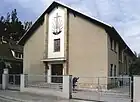 Zu den sieben Raben: Blick auf die neuapostolische Kirche
