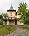 Ehemaliges Sanatorium (vorher Weingut), heute Fachkrankenhaus, mit zentralem Baukörper aus vier pavillonartig angeordneten Gebäuden (Gesellschaftshaus, Vorderes Damenhaus, Vorderes Herrenhaus und Wirtschaftsgebäude, heute u. a. Gebäude 7 und 8, Sozialdienst, Innere Medizin, stationäre Aufnahme und Information), Pförtnerhaus (heute Gebäude 9/10, Café am Lindenhof und Verkaufsstelle), Villa des Chefarztes, Wohngebäude (Albertvilla, nicht näher charakterisiert), später hinzugekommener Tuberkuloseklinik (ehemals Hinteres Damenhaus, heute Gebäude 1/2, Klinikhauptgebäude (ohne moderne Anbauten), kleinerem Sanatoriumsgebäude (sogenanntes Parkhaus, heute Gebäude 3), Sanatoriumsgebäude (Hinteres Herrenhaus, später Geschwister-Scholl-Haus, heute Gebäude  4), Tischlerei und Desinfektion, Wirtschafts- und Verwaltungsgebäude, zwei pavillonartige Bauten an der Einfriedung Steinstraße, Brunnenhaus, Skulpturen unterschiedlichster Entstehungszeit, Denkmal, Brunnen und Einfriedung (Einzeldenkmale zu ID-Nr. 09303458)