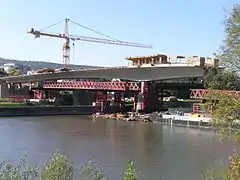 Erster Bauabschnitt mit abgesenktem Traggerüst, Oktober 2011
