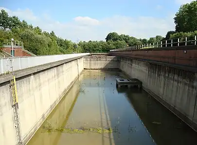 Leeres Sparbecken der Neuen Schleuse im Schleusenpark Waltrop, 2008