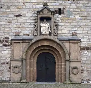 Das Westportal mit der Pietá