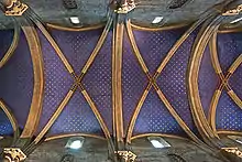Farbig bemaltes, vierteiliges Kreuzrippengewölbe in der Kollegiatkirche Neuenburg