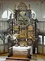 Altar mit Abendmahlsbänken und geschnitztem Aufsatz (Retabel) von 1656