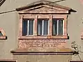 Porphyr-Fenstergruppe an Bauerngut-Dachgeschoß-Giebel mit Inschrift von 1837