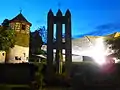 Kriegerdenkmal, dahinter Freilichtbühne