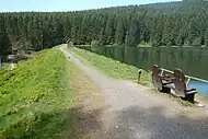 Typische Ruhebank des Liebesbankweges am Neuen Grumbacher Teich als Überblick und im Detail