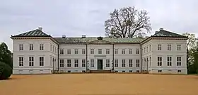 Klassizistisches Schloss mit Mittelrisalit und Seitenflügeln (Schloss Neuhardenberg)