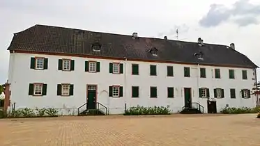 Die zur Hauptstraße gelegene Rückseite von Norden