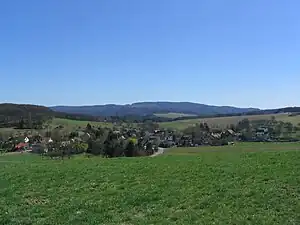 Die flachwellige Neutscher Flasergranitoid-Fläche vor dem Neunkircher-Höhenzug (vom Hundsrück nordwestlich von Neutsch aus aufgenommen)