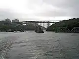 Spuyten Duyvil Swing Bridge sowie Henry Hudson Bridge, vom Hudson River aus gesehen (September 2010)