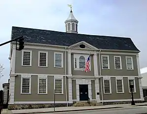 New London County Courthouse in New London (2013). Das von 1784 bis 1786 errichtete Courthouse wurde im Oktober 1970 in das NRHP eingetragen.
